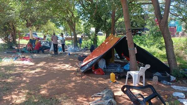 Indígenas llevan más de dos meses acampando en la Ruta PY02, pidiendo asistencia - Nacionales - ABC Color