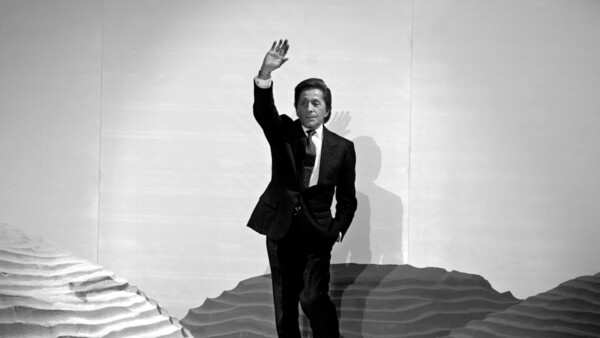 El diseñador italiano Valentino muere en Roma a los 93 años
