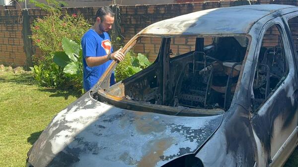 Incendio de vehículo ante la mirada atónita de su dueño desata ola solidaria en Ciudad del Este