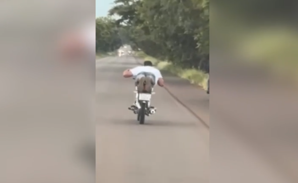 Jóvenes ponen en peligro su vida realizando maniobras peligrosas sobre ruta - trece