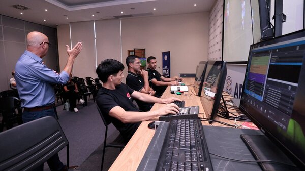 Árbitros de APF combinan pretemporada con tecnología