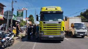 Video: cruzó la ruta sin mirar durante una pelea y murió arrollado por un camión - Policiales - ABC Color