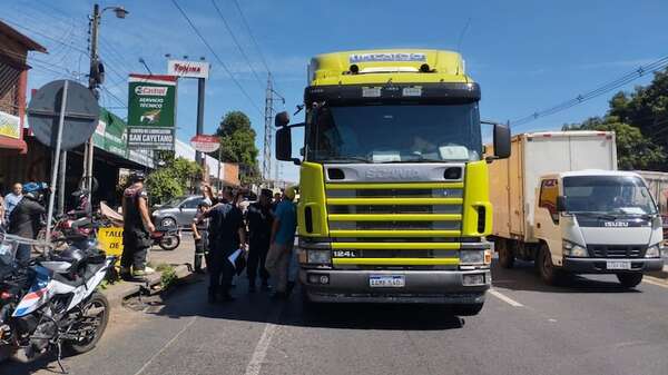 Video: cruzó la ruta sin mirar durante una pelea y murió arrollado por un camión - Policiales - ABC Color