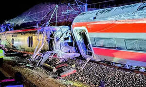 Dos trenes chocaron en España y el número de víctimas aumenta