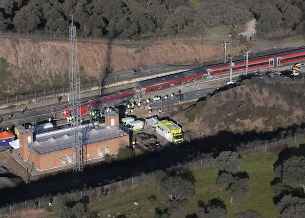 Atienden en Madrid a un último grupo de 9 pasajeros víctimas de choque de trenes en España - Mundo - ABC Color