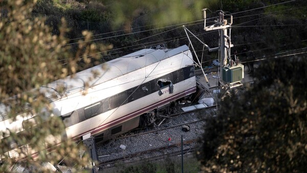 Autoridades españolas buscan las causas del choque de dos trenes, con al menos 40 muertos