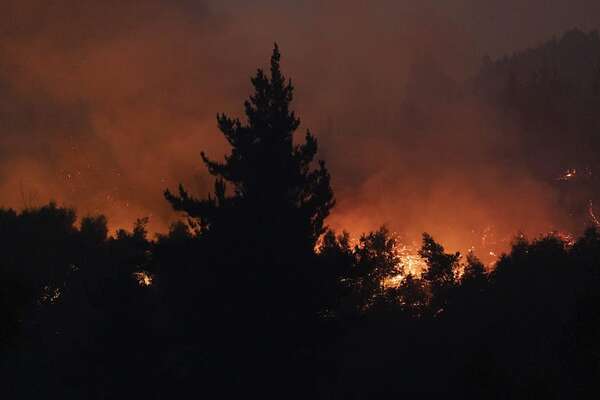 Chile lucha contra incendios que se cobran 20 vidas y avanzan hacia el sur del país  - Mundo - ABC Color
