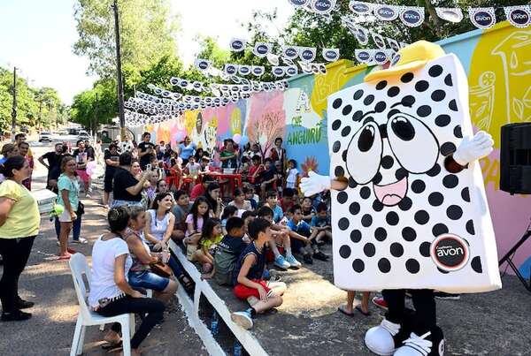 Cuadernos Avon presentó un nuevo mural artístico - Empresariales - ABC Color