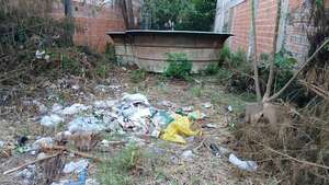 Vecinos de Tacumbú denuncian patio baldío con basura y piscina abandonada - Nacionales - ABC Color