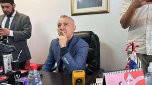 Daniel Centurión promete “echar a patadas a los planilleros” - Política - ABC Color