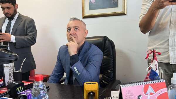 Daniel Centurión promete “echar a patadas a los planilleros” - Política - ABC Color