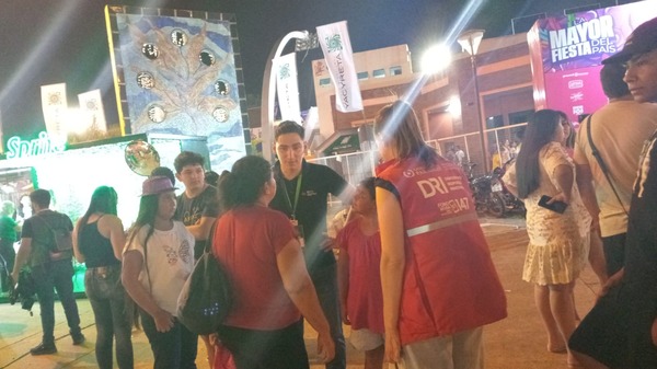 Chalecos rojos vigilan carnaval encarnaceno para evitar abusos contra menores - ADN Digital