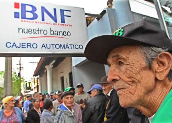 Adultos Mayores cobran este mes con un pequeño reajuste: ¿bajará la edad?