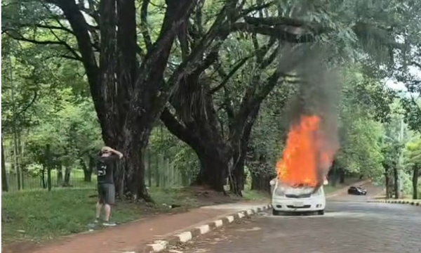 CDE: Hombre perdió su vehículo en incendio y recibió donación de G. 27 millones tras viralizarse el caso - OviedoPress