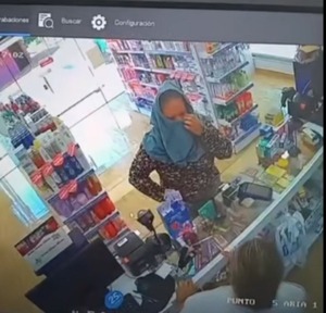 A punta de cuchillo, mujer se alzó con medicamentos de una farmacia - trece