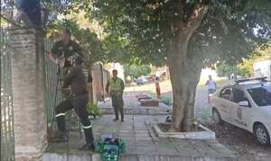 Bomberos de Villa Elisa socorrieron a hombre que quedó atrapado en el portón de su casa - Nacionales - ABC Color