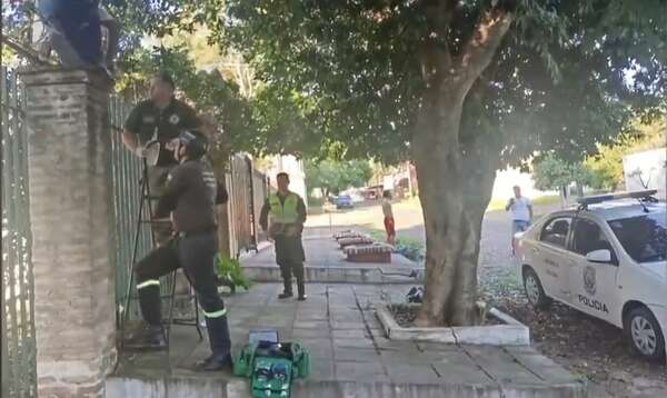 Bomberos de Villa Elisa socorrieron a hombre que quedó atrapado en el portón de su casa - Nacionales - ABC Color