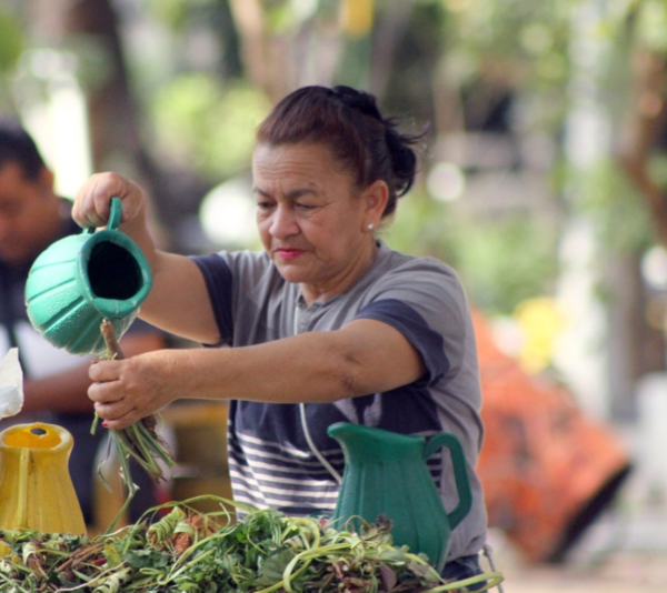 Tereré: El saber ancestral y los libros se cruzan en el Mercado 4 - Portal Digital Cáritas Universidad Católica