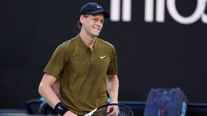 Jannik Sinner avanza a segunda ronda