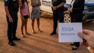 Dejó una carta pidiendo ayuda en un banco y movió a la policía por un reto de TikTok