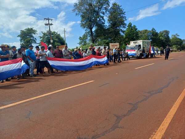 Manifestación ciudadana para exigir asfaltado de la Ruta de la Producción