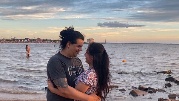 Un “sí” esperado: diez años de historia y un pedido inolvidable en la playa San José de Encarnación