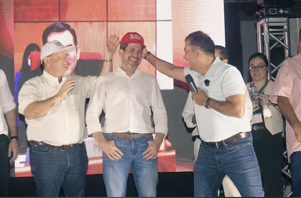 El kepi rojo de Martín Arévalo, un guiño político con deseo de dupla presidencial Alliana-Latorre