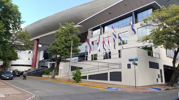 Mignarro afirma que no existen parlamentarios jubilados que cobren como activos