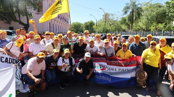 Docentes se movilizan frente al Congreso y presentan contrapropuesta a la reforma de la Caja Fiscal - La Tribuna