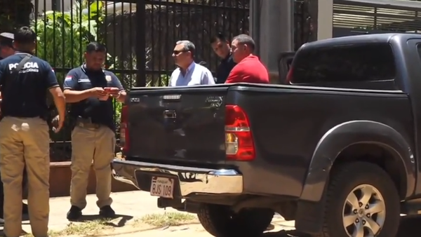 Encapuchados balean camioneta a una cuadra del colegio en Asunción