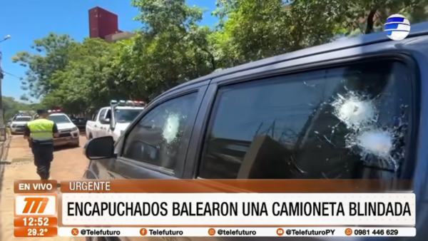 URGENTE - Encapuchados balean una camioneta blindada en Asunción