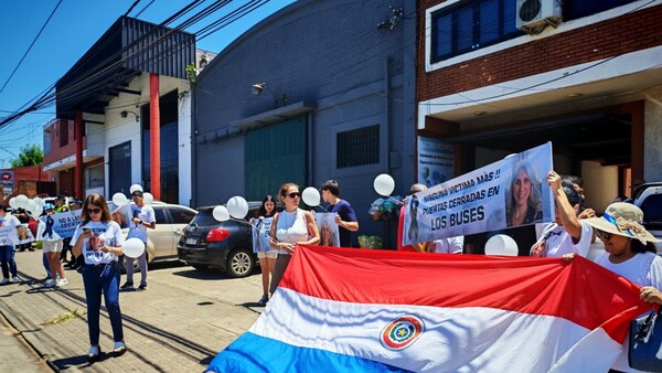 Recuerdan a Cinthia Riquelme, pasajera que murió tras caer al bajarse de un bus