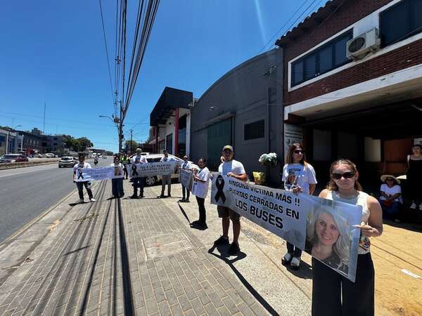 A un año de la tragedia, familiares de Cinthia Riquelme reclaman justicia - Nacionales - ABC Color