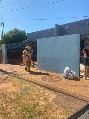 Bomberos rescatan a dos adultos y una bebé tras invasión de abejas en el barrio Itacurubí - Concepción al Día