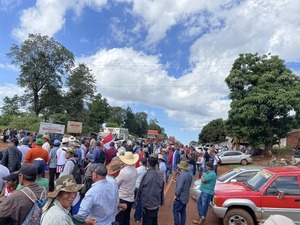 Manifestación en reclamo de un asfaltado en el trayecto del Cruce Ayala-Yatytay