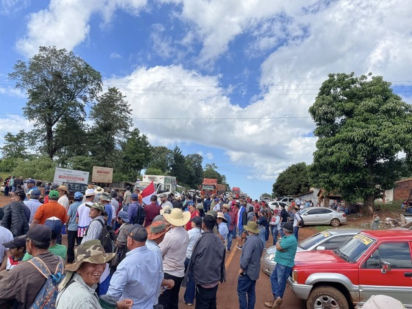 Manifestación en reclamo de un asfaltado en el trayecto del Cruce Ayala-Yatytay