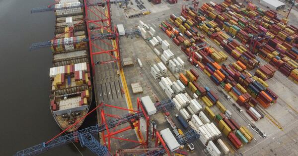 La Nación / Argentina registra superávit comercial en 2025, según el Indec