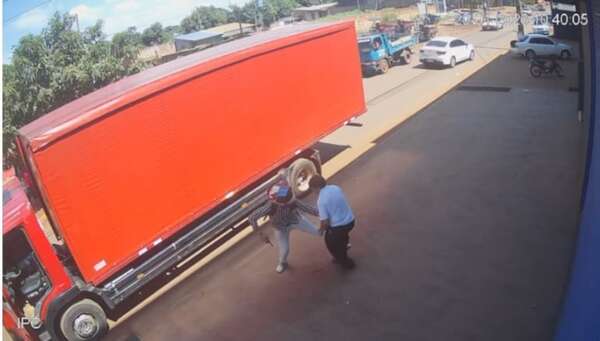 Video: a punta de arma de fuego y golpes de puño le roban la recaudación del día - ABC en el Este - ABC Color