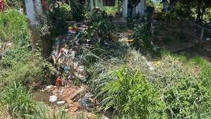 Denuncian a una fábrica por arrojar desechos industriales a un arroyo de Ñemby - Policiales - ABC Color