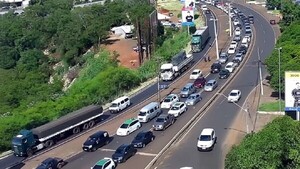 Video muestra como jóvenes cobran "peaje" para burlar fila en Foz de Yguazú