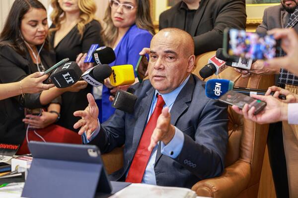 Bachi atribuye a "guerra de empresas" las críticas por el service de ascensores del Congreso