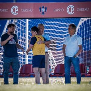 Popular / El profe Gus visitó a los jugadores de Cerro Porteño