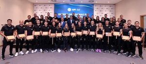 Popular / Autoridades de APF entregaron insignia FIFA a los árbitros internacionales