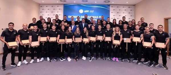 Popular / Autoridades de APF entregaron insignia FIFA a los árbitros internacionales