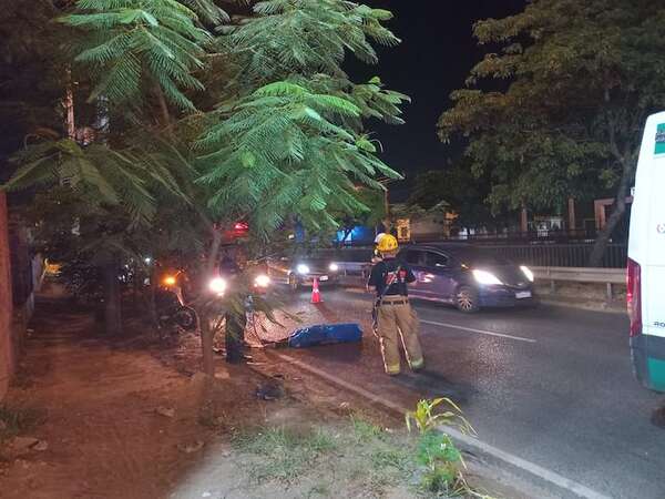 Motociclista muere tras ser arrollado por camión sobre Madame Lynch - Policiales - ABC Color