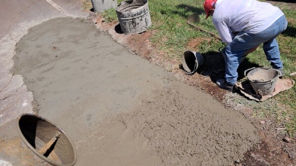 Docentes reparan caminos en vacaciones, en Misiones