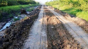 Arreglan vía que une Puerto Pinasco con Puerto Casado