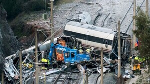 Sube a 42 el número de muertos en choque de trenes en España