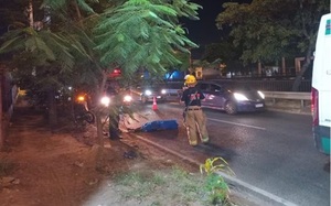 Accidente en Madame Lynch: motociclista pierde la vida tras ser atropellado por un camión