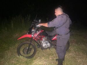 POLICÍA RECUPERA MOTOCICLETA HURTADA EN ENCARNACIÓN 